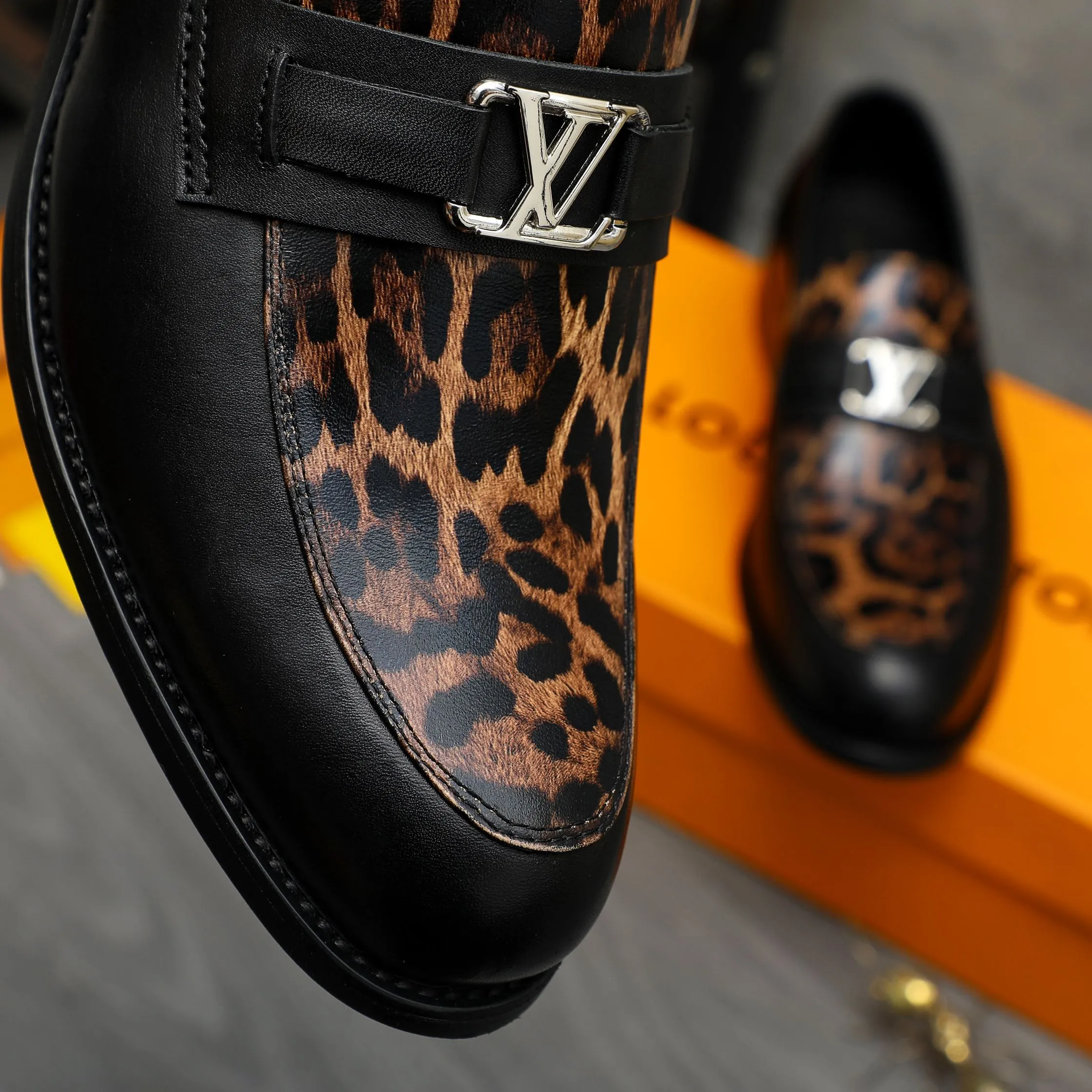 Men's shoes 💰p460 Product trademark: LV "Louis Vuitton" business slip-on leather shoes Regular size: 39-45 (45 is custom-made and non-returnable) Product materials: Selected leopard print cowhide stitching upper, cowhide lining, original rubber outsole